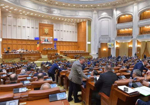 Parlamentarii își iau pensiile speciale înapoi. Judecătorii CCR au decis că eliminarea lor e neconstituțională