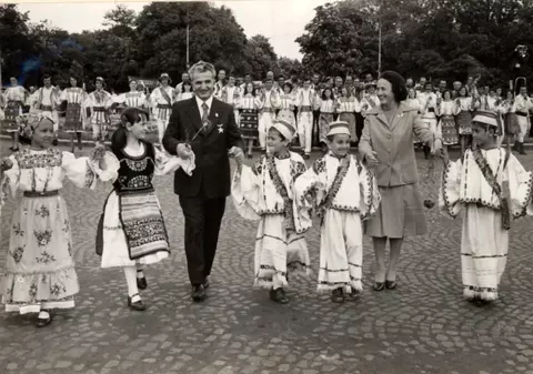 GALERIE FOTO. „Distracție cu voie de la Miliție”. Ce făceau românii de 1 Mai în comunism