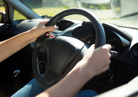 O adolescentă din Suceava, condamnată să stea acasă în weekend, după ce a fost prinsă la volan fără permis