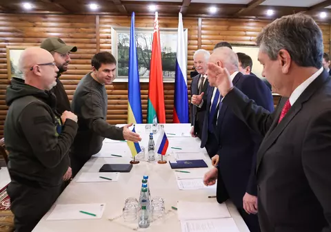 Negocierile pentru pace s-au transformat într-un război al declarațiilor. De ce se acuză Rusia și Ucraina
