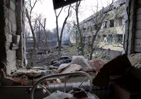 „Am văzut inima unui copil bătând prin rana deschisă”. Mărturia unui paramedic care a tratat răniți din Mariupol