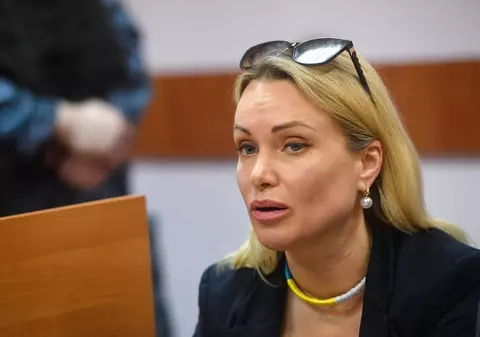 Marina Ovsiannikova, jurnalista care a protestat față de război, a fost dată în judecată de fostul soț. Ce riscă aceasta