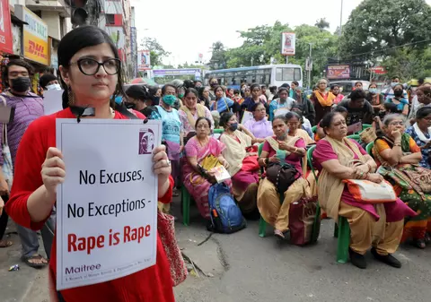 Fată de 13 ani din India, violată de polițistul căruia i-a cerut ajutor după ce a fost victima unui viol în grup