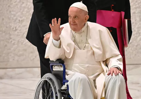 Pentru prima dată, Papa Francisc a folosit un scaun cu rotile în public după reapariţia problemelor la genunchi