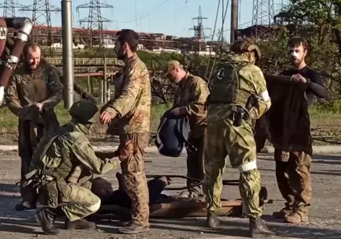 Procuratura Generală din Rusia a cerut declararea Regimentului Azov organizație teroristă. Ce ar însemna asta pentru luptătorii ucraineni