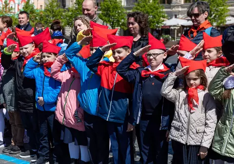 Mii de copii au fost aduși cu cravate roșii în fața Kremlinului. Ce spune simbolul „pionierilor” în toată Europa de Est?