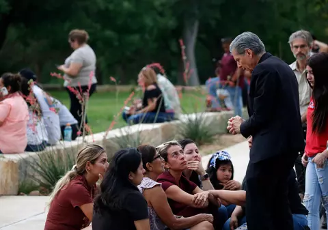 Disperarea părinților din Uvalde, în urma atacului în care 19 copii au fost uciși. „Dacă nu e copilul nostru, e cineva pe care îl cunoaștem”