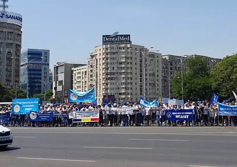 Protest la Guvern. Profesorii au cerut majorările salariale promise