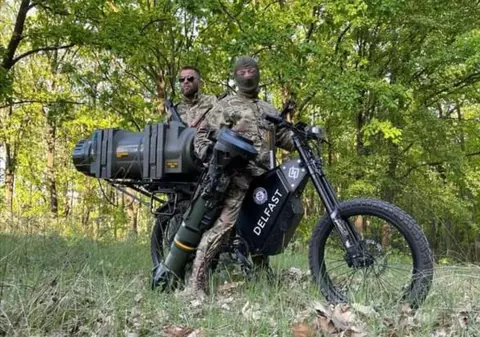 Imagini cu soldați ucraineni care atacă tancurile rusești cu rachete lansate de pe bicicletă electrică