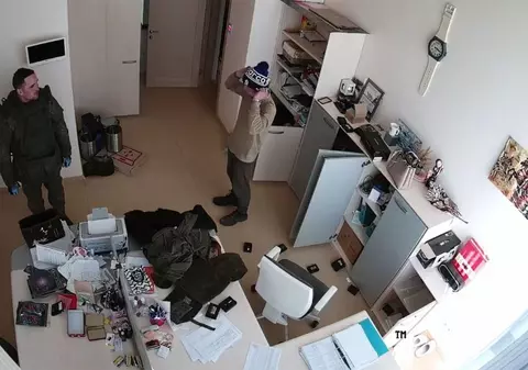 Momentul când soldații ruși împușcă doi civili neînarmați în Ucraina și îi ucid, filmat de camere de supraveghere și publicat de CNN