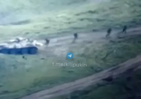 VIDEO | Soldații ruși sar din blindate și o rup la fugă abandonându-le când încep ucrainenii să le bombardeze coloana