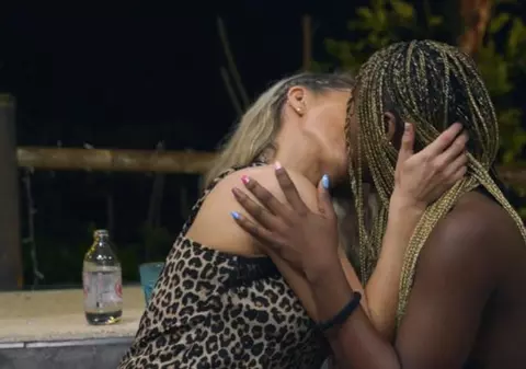 Două concurente s-au sărutat la „Insula iubirii” 2022: „Sunt şocată, sincer, de ce am văzut!”