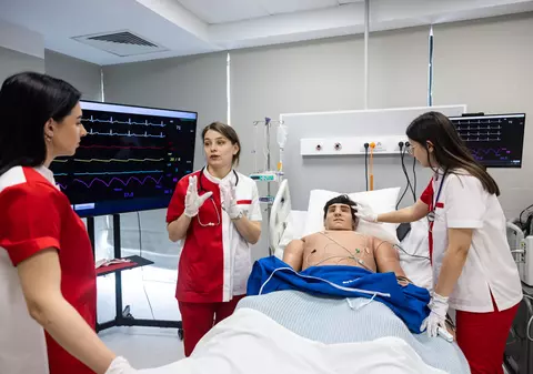 Academia Europeană pentru Asistenți Medicali dispune de manechine umanoide robotice de ultimă generație care imită simptomele studiate, clinice sau cronice și care au circuite interne de lichide, fapt ce permite simularea recoltării de probe biologice