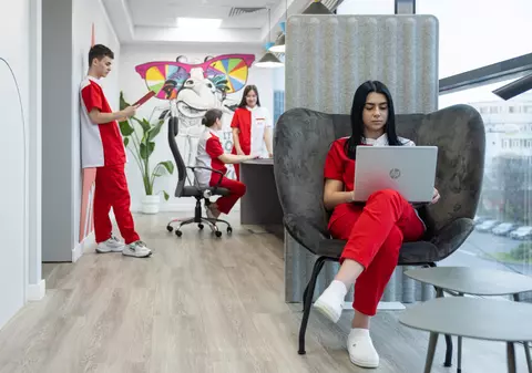 Academia Europeană pentru Asistenți Medicali, un program de licență de 3 ani, pe model educațional britanic, chiar în România. La finalizarea programului, studenții Academiei Europene pentru Asistenți Medicali au șansa de a se angaja imediat, în cadrul Rețelei Private de Sănătate REGINA MARIA.