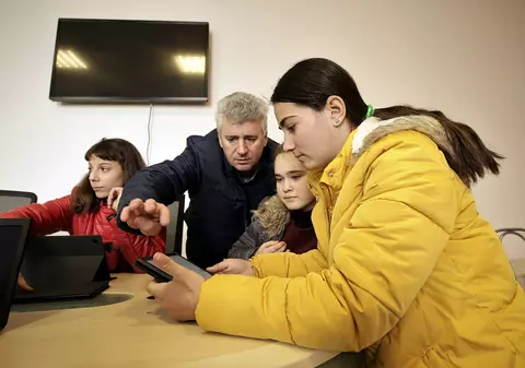 Cum se transformă o școală renovată la 130 de ani de la înființare. „Mobilierul era de pe vremea lui Moș Ion Roată”