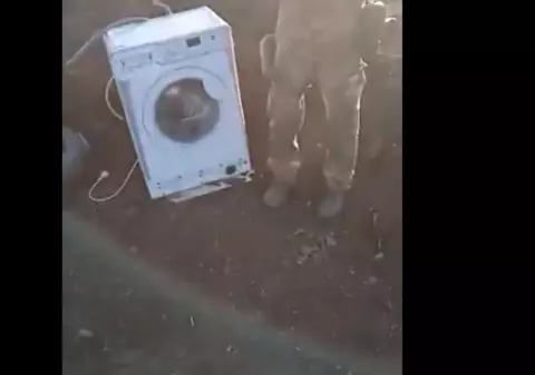VIDEO. O mașină de spălat, furată din casele ucrainenilor, a fost găsită în tranșeele săpate de militarii ruși