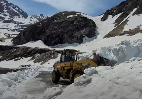 VIDEO | Cum decurge deszăpezirea pe Transfăgărășan și când cred autoritățile că vor putea să deschidă drumul