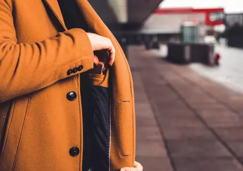 Șeful unei bănci importante din București a furat 60.000 de euro din tezaur. Un palton l-a dat de gol