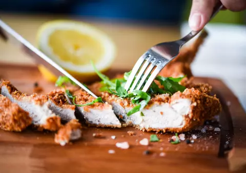 Șnițel vienez - cum a apărut și cu ce este deosebită rețeta de șnițel vienez