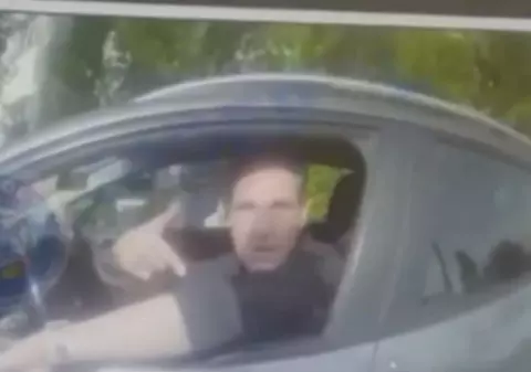 VIDEO | Șofer scos cu forța din mașină, după un scandal în trafic. Polițiștii i-au spart geamul și apoi l-au imobilizat