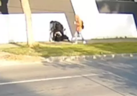 VIDEO | Adolescentă de 15 ani, bătută în stradă de fostul iubit, în Teleorman. Totul a fost surprins de camerele de supraveghere