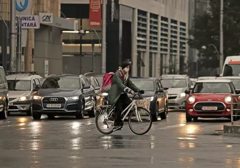 Cod galben de ploi torențiale și vijelii în mai multe județe din țară. Cum va fi vremea la București