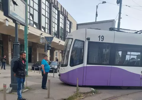 VIDEO. Momentul în care un tramvai deraiază în Timișoara în zona gării și ajunge pe trotuar