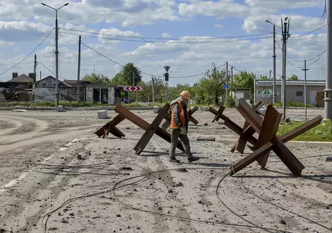 Rusia construiește o nouă linie de apărare și transferă echipamente militare din Crimeea în Zaporojie, spun autoritățile locale