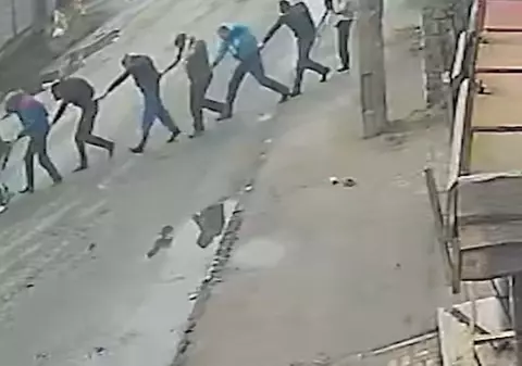 VIDEO | Opt ucraineni capturați au fost executați de soldații ruși la Bucha. Filmările care dovedesc crimele