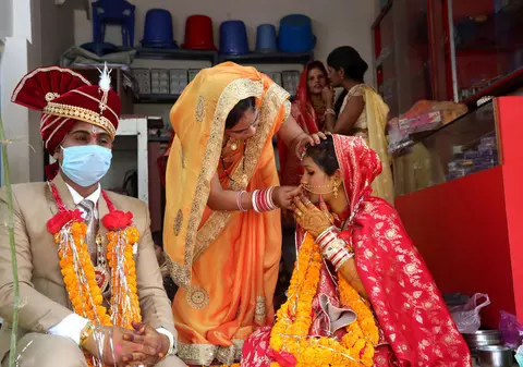 Doi părinți din India și-au dat fiul în judecată pentru 650.000 de dolari pentru că nu le dăruiește un nepot