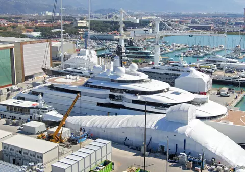 Un superiaht care ar avea legături cu Vladimir Putin a fost blocat într-un port din Italia, de către autorități