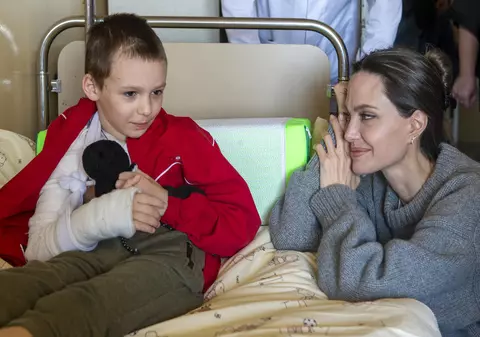 Angelina Jolie, după ce a vizitat Ucraina: „Nu are niciun sens tot acest rău făcut copiilor”