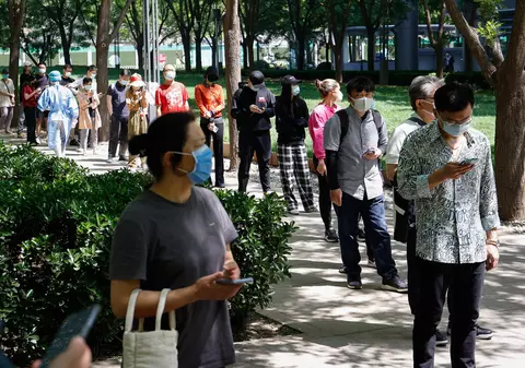 Beijingul limitează transportul public în încercarea de a evita o carantină strictă din cauza răspândii cazurilor COVID