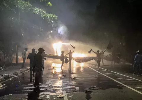 Premierul din Sri Lanka, salvat de armată de mulțimea furioasă care a vrut să intre peste el în casă. Mai multe vile, incendiate