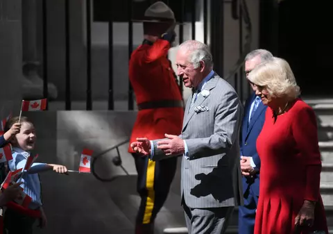 Prințul Charles a primit cadou celebrul timbru poștal ucrainean cu crucișătorul Moscova