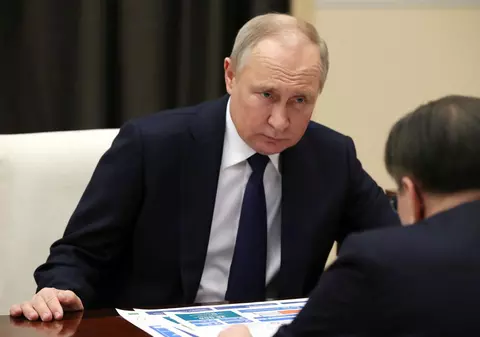 Un fost spion britanic spune că Putin este „înconjurat constant de medici”, iar boala sa „provoacă haos” la Kremlin