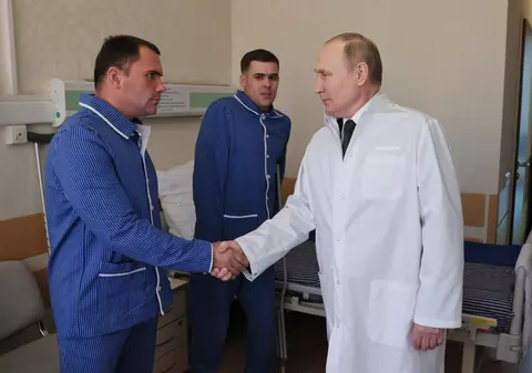 Putin, în vizită la spital la militarii ruși răniți în războiul din Ucraina. „Deci, vrei să îți servești patria?”
