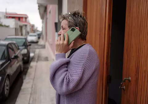 Viața româncelor care îngrijesc bătrâni în Italia: „Sclavă eram! La 10 noaptea trebuia să stau în poziție de drepți la ușa camerei până când se culcau și spuneau că nu mai au nevoie de nimic”