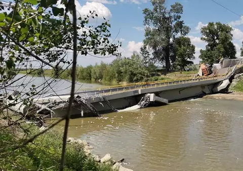 FOTO - podul prăbușit din Luțca. Localnică: „În fiecare zi merg pe podul acesta și mi-a fost frică întotdeauna”