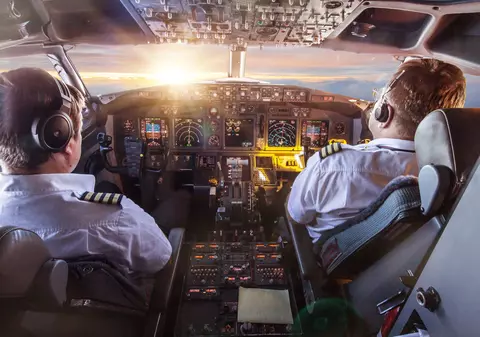 Cum ajungi pilot de avion și câți bani poți câștiga