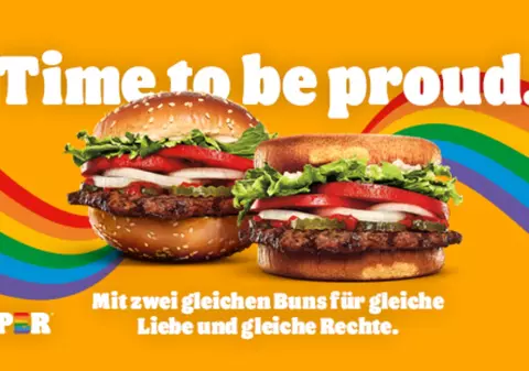 Burger King a scos un burger cu două chifle egale pentru a celebra luna Pride