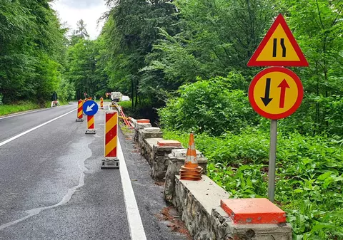 Restricții de circulație pe drumul spre Poiana Braşov, după ce o porţiune din zidul de sprijin s-a surpat