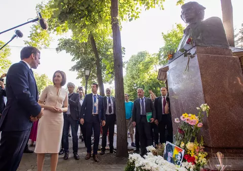 Emmanuel Macron, omagiu pentru Mihai Eminescu în timpul vizitei la Chişinău