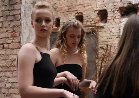 VIDEO. Vals pe ruine. Momentul în care absolvenții din Harkov dansează pe fundalul școlii distruse. Apariție-specială la spectacol