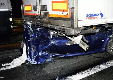 Un șofer român a fost prins la mijloc în cel mai cumplit accident din această săptămână, din Germania, și se luptă să scape cu viață