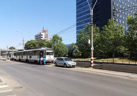 FOTO: Circulația tramvaielor de pe linia 5 a fost blocată, după ce un șofer a parcat pe șine