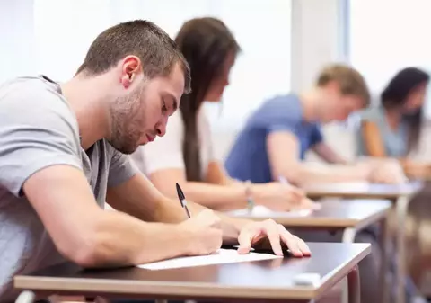 Bac-ul la română. Dictatorul comediei, Caragiale, lovește din nou. Cum ne dresăm elevii prin felul în care enunțăm subiectele