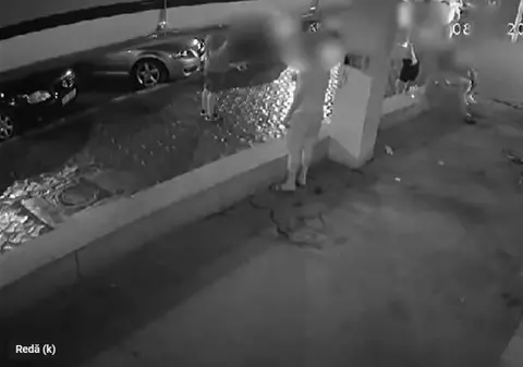 VIDEO | Patru bărbaţi din Constanţa, snopiți în bătaie în faţa unui restaurant. Agresorii sunt căutați de poliție