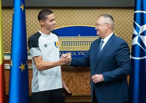 David Popovici, premiat la Palatul Victoria. Dublul campion mondial a fost însoțit de antrenorul Adrian Rădulescu