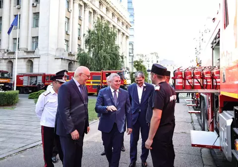Cum au blocat Bode și Arafat traficul în București, ca să se pozeze cu 10 mașini noi de pompieri